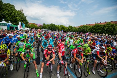 Pinerolo, İtalya 27 Mayıs 2016; Grup profesyonel bisikletçi için zor dağ sahne başlamak için hazır ön sırada