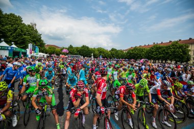 Pinerolo, İtalya 27 Mayıs 2016; Grup profesyonel bisikletçi için zor dağ sahne başlamak için hazır ön sırada