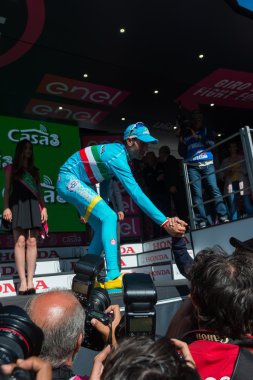 Risoul, Fransa 27 Mayıs 2016; Vincenzo Nibali, Astana takımda zor dağ sahne kazandıktan sonra podyum