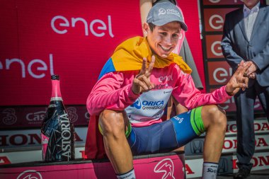 Risoul, Fransa 27 Mayıs 2016; Esteban Chaves, zor dağ aşamadan sonra podyumda Orica takım