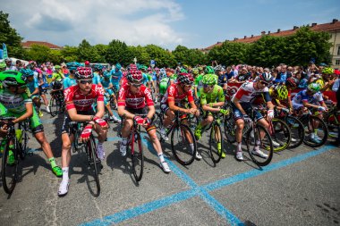 Pinerolo, İtalya 27 Mayıs 2016; Grup profesyonel bisikletçi ön sıradaki aşaması için başlamak için hazır