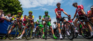 Pinerolo, İtalya 27 Mayıs 2016; Grup profesyonel bisikletçi ön sıradaki aşaması için başlamak için hazır