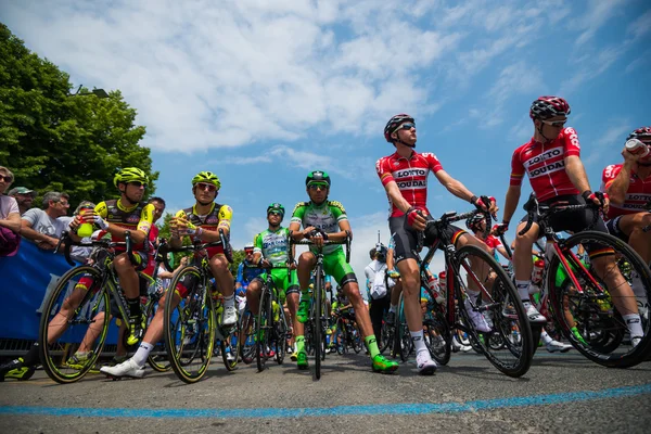 Pinerolo, Itálie Květen 27, 2016; Skupina profesionální cyklista v první řadě začít pro tvrdá Horská etapa — Stock fotografie