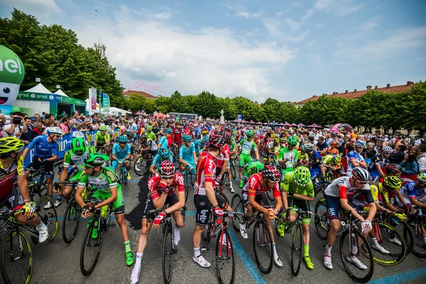 Pinerolo, Italia 27 de mayo de 2016; ciclista profesional de grupo en primera fila listo para comenzar la dura etapa de montaña — Foto de Stock