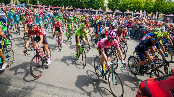 Pinerolo, Italia 27 de mayo de 2016; Inicio de la etapa del Tour de Italia desde el interior del grupo . — Foto de Stock
