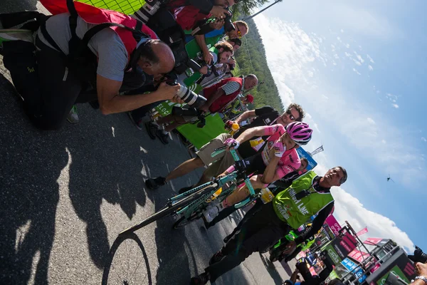 Risoul, Francia 27 de mayo de 2016; Steven Kruijswijk, Lotto Team, agotado en la línea de meta de Risoul — Foto de Stock