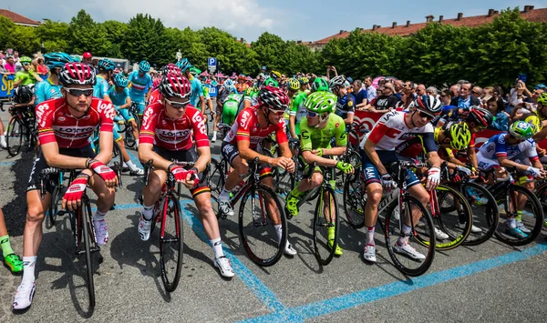 Pinerolo, Italia 27 de mayo de 2016; ciclista profesional de grupo en primera fila listo para comenzar la etapa — Foto de Stock