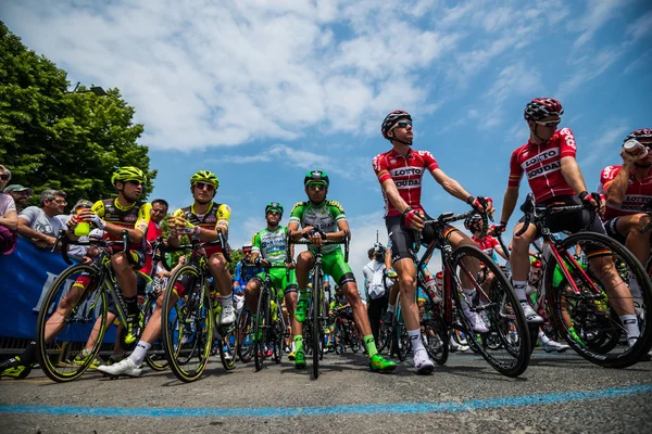 Pinerolo, Italia 27 de mayo de 2016; ciclista profesional de grupo en primera fila listo para comenzar la etapa — Foto de Stock