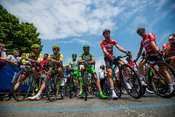 Pinerolo, Ιταλία 27 Μαΐου 2016? Ομάδα επαγγελματία ποδηλάτη στη μπροστινή σειρά έτοιμη να ξεκινήσει για το στάδιο — Φωτογραφία Αρχείου