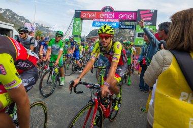 Sant Anna, İtalya 28 Mayıs 2016; Bir grubu, profesyonel bisikletçiler yorgun bitiş çizgisine zor dağ aşamadan sonra geçer.