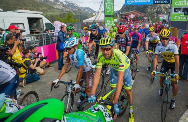 Sant Anna, İtalya 28 Mayıs 2016; Bir grubu, profesyonel bisikletçiler yorgun bitiş çizgisine zor dağ aşamadan sonra geçer.