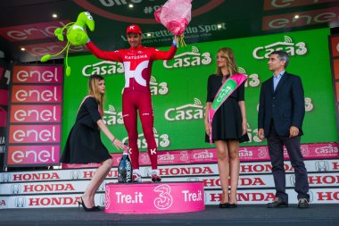 Sant Anna, İtalya 28 Mayıs 2016; Taaramae, Katusha takımda zor dağ sahne kazandıktan sonra podyum rein