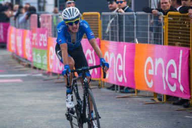 Sant Anna, İtalya 28 Mayıs 2016; Profesyonel bisikletçi yorgun bitiş çizgisine zor dağ aşamadan sonra geçer.