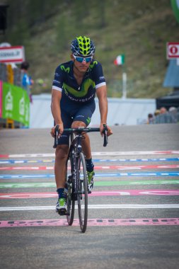 Sant Anna, İtalya 28 Mayıs 2016; Profesyonel bisikletçi yorgun bitiş çizgisine zor dağ aşamadan sonra geçer.