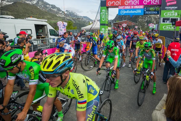 Sant Anna, Italy May 28, 2016; A Gorup of Professional Cyclists exhausted passes the finish line after a hard mountain stage — Stock Photo, Image