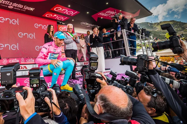 Sant anna, italien 28. Mai 2016; vincenzo nibali, astana team, im rosa trikot auf dem podium nach dem sieg im gesamtklassement i — Stockfoto