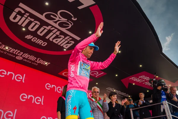 Sant Anna, Italia 28 Mei 2016; Vincenzo Nibali, tim Astana, mengenakan kaus merah muda di podium setelah memenangkan klasifikasi umum i — Stok Foto