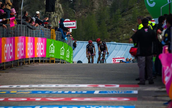 Sant Anna, Italia Mayo 28, 2016; Un Gorup de ciclistas profesionales agotado pasa la línea de meta después de una dura etapa de montaña — Foto de Stock