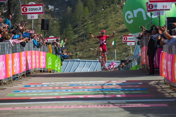Sant Anna, Italia 28 de mayo de 2016; Rein Taaramae, equipo de Katusha, agotado pasa la línea de meta y gana una dura etapa de montaña — Foto de Stock