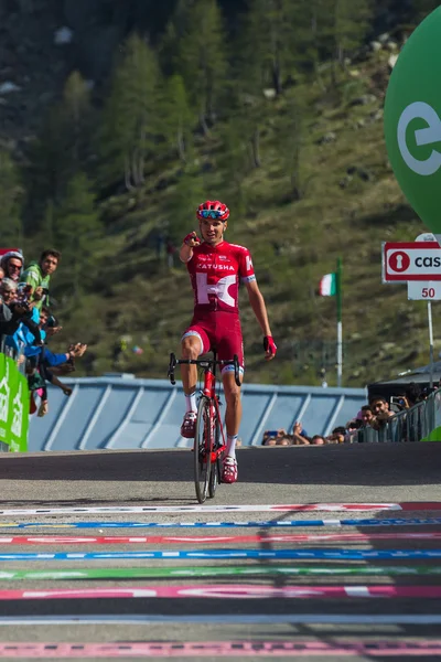 Sant Anna, Italia 28 de mayo de 2016; Rein Taaramae, equipo de Katusha, agotado pasa la línea de meta y gana una dura etapa de montaña — Foto de Stock