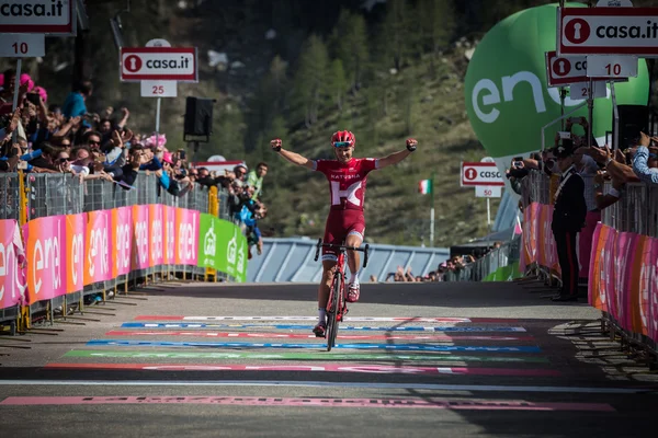 Sant Anna, Italia 28 de mayo de 2016; Rein Taaramae, equipo de Katusha, agotado pasa la línea de meta y gana una dura etapa de montaña — Foto de Stock