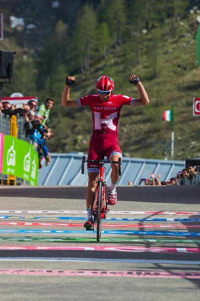 Sant Anna, Italia 28 de mayo de 2016; Rein Taaramae, equipo de Katusha, agotado pasa la línea de meta y gana una dura etapa de montaña — Foto de Stock