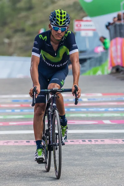 Sant Anna, Itália 28 de maio de 2016; Ciclista profissional exausto passa a linha de chegada após uma dura fase de montanha — Fotografia de Stock