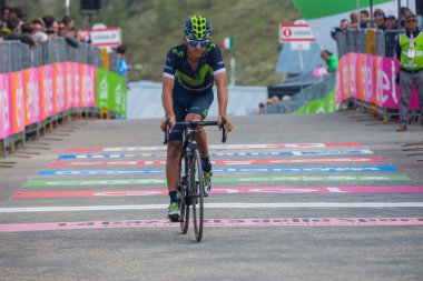 Sant Anna, İtalya 28 Mayıs 2016; Profesyonel bisikletçi yorgun bitiş çizgisine zor dağ aşamadan sonra geçer.