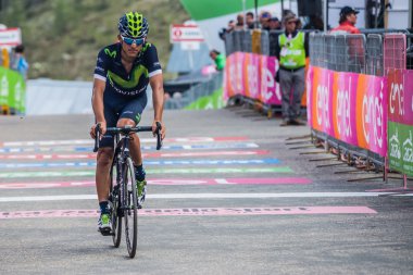 Sant Anna, İtalya 28 Mayıs 2016; Profesyonel bisikletçi yorgun bitiş çizgisine zor dağ aşamadan sonra geçer.