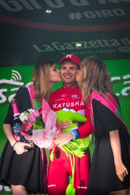 Sant Anna, İtalya 28 Mayıs 2016; Taaramae, Katusha takımda zor dağ sahne kazandıktan sonra podyum rein