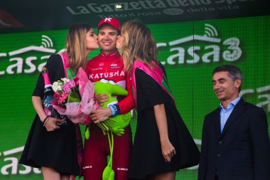 Sant Anna, İtalya 28 Mayıs 2016; Taaramae, Katusha takımda zor dağ sahne kazandıktan sonra podyum rein