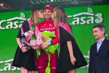 Sant Anna, İtalya 28 Mayıs 2016; Taaramae, Katusha takımda zor dağ sahne kazandıktan sonra podyum rein