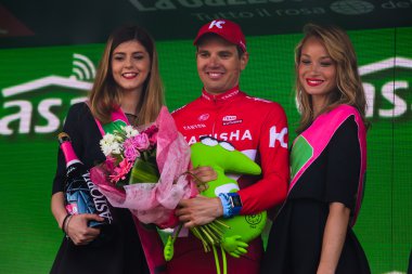 Sant Anna, İtalya 28 Mayıs 2016; Taaramae, Katusha takımda zor dağ sahne kazandıktan sonra podyum rein