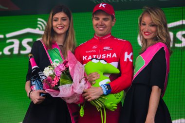 Sant Anna, İtalya 28 Mayıs 2016; Taaramae, Katusha takımda zor dağ sahne kazandıktan sonra podyum rein