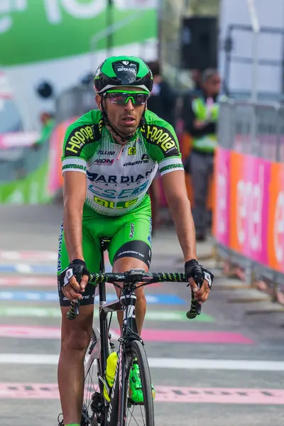 Sant Anna, Itália 28 de maio de 2016; Ciclista profissional exausto passa a linha de chegada após uma dura fase de montanha — Fotografia de Stock