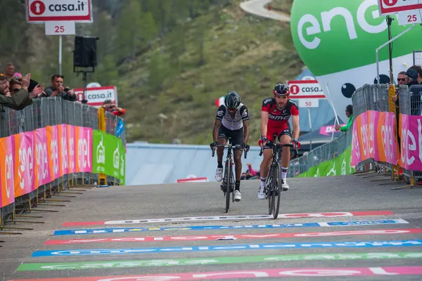 Sant Anna, Italia Mayo 28, 2016; Un Gorup de ciclistas profesionales agotado pasa la línea de meta después de una dura etapa de montaña — Foto de Stock