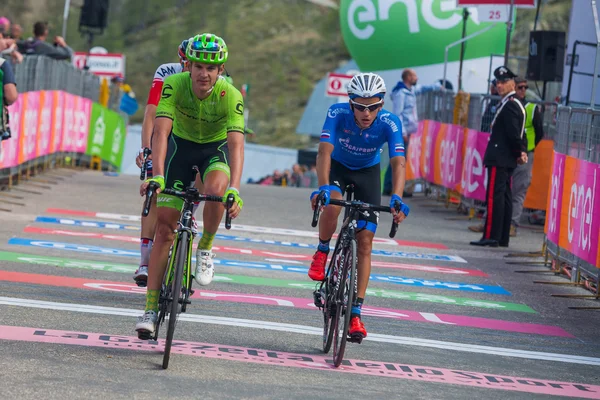 Sant Anna, Italia Mayo 28, 2016; Un Gorup de ciclistas profesionales agotado pasa la línea de meta después de una dura etapa de montaña — Foto de Stock