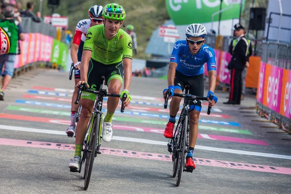 Sant Anna, Italy May 28, 2016; A Gorup of Professional Cyclists exhausted passes the finish line after a hard mountain stage — Stock Photo, Image