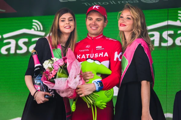 Sant Anna, İtalya 28 Mayıs 2016; Taaramae, Katusha takımda zor dağ sahne kazandıktan sonra podyum rein