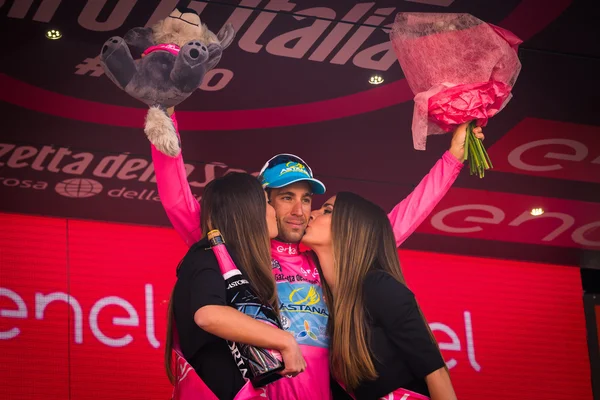 サン ・ アンナ、イタリア 2016 年 5 月 28 日;ヴィンチェンツォ ・ ニバリ、アスタナ チームは、一般的な分類を獲得した後の表彰台にピンクのジャージで — ストック写真
