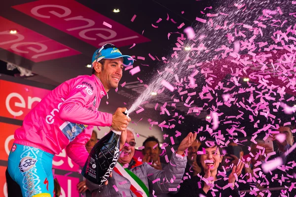 Sant Anna, İtalya 28 Mayıs 2016; Vincenzo Nibali, Genel klasmanda kazandıktan sonra podyumda pembe Jersey'deki Astana takım