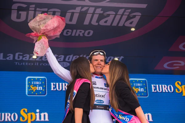 Sant Anna, İtalya 28 Mayıs 2016; Bob Jungels, Etixx hızlı adım takımı, genç biniciler sınıflandırması kazandıktan sonra podyumda beyaz mayoyu