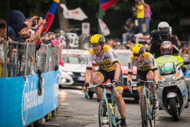 Torino, İtalya 29 Mayıs 2016; Grup profesyonel bisikletçiler hızlandırmak Torino'da sokak devrenin son tur için