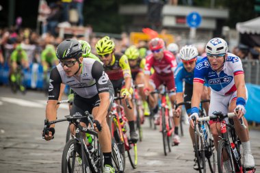 Torino, İtalya 29 Mayıs 2016; Grup profesyonel bisikletçiler hızlandırmak Torino'da sokak devrenin son tur için