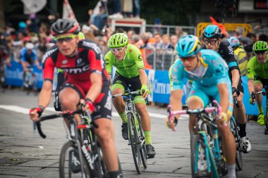 Torino, İtalya 29 Mayıs 2016; Grup profesyonel bisikletçiler hızlandırmak Torino'da sokak devrenin son tur için