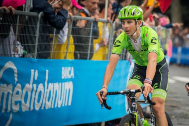 Torino, İtalya 29 Mayıs 2016; Davide Formolo ile profesyonel bisikletçiler grup hızlandırmak Torino'da sokak devrenin son tur için