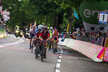 Torino, İtalya 29 Mayıs 2016; Grup profesyonel bisikletçiler hızlandırmak Torino'da sokak devrenin son tur için