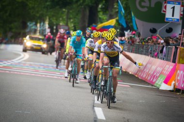 Torino, İtalya 29 Mayıs 2016; Grup profesyonel bisikletçiler hızlandırmak Torino'da sokak devrenin son tur için