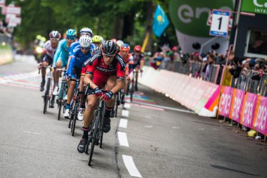 Torino, İtalya 29 Mayıs 2016; Grup profesyonel bisikletçiler hızlandırmak Torino'da sokak devrenin son tur için