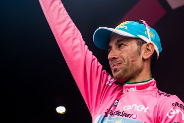 Torino, İtalya 29 Mayıs 2016; Vincenzo Nibali, Tur, İtalya genel Classificattion kazandıktan sonra 2016, final podyum pembe Jersey'deki Astana Team.